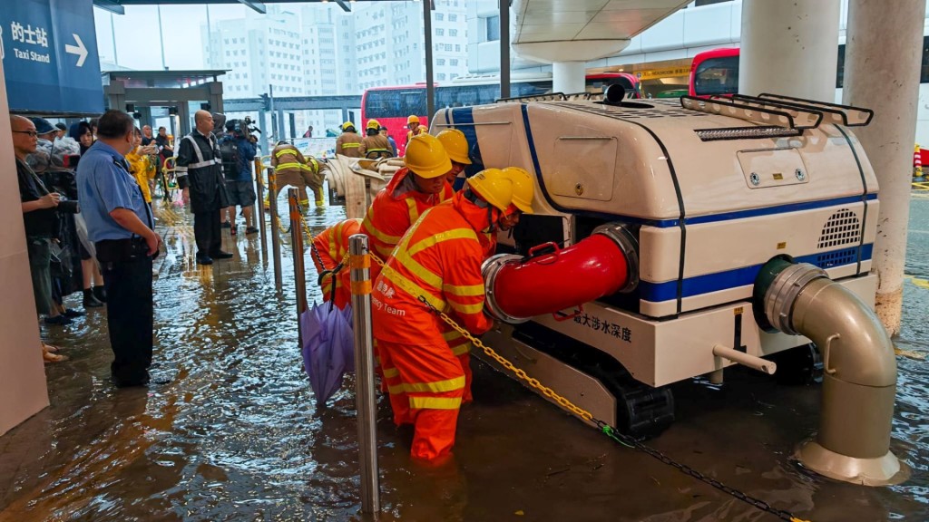 緊急應變隊伍與強力排水機械人「龍吸水」，於8月5日黑色暴雨期間發揮強力排水作用。甯漢豪網誌圖片