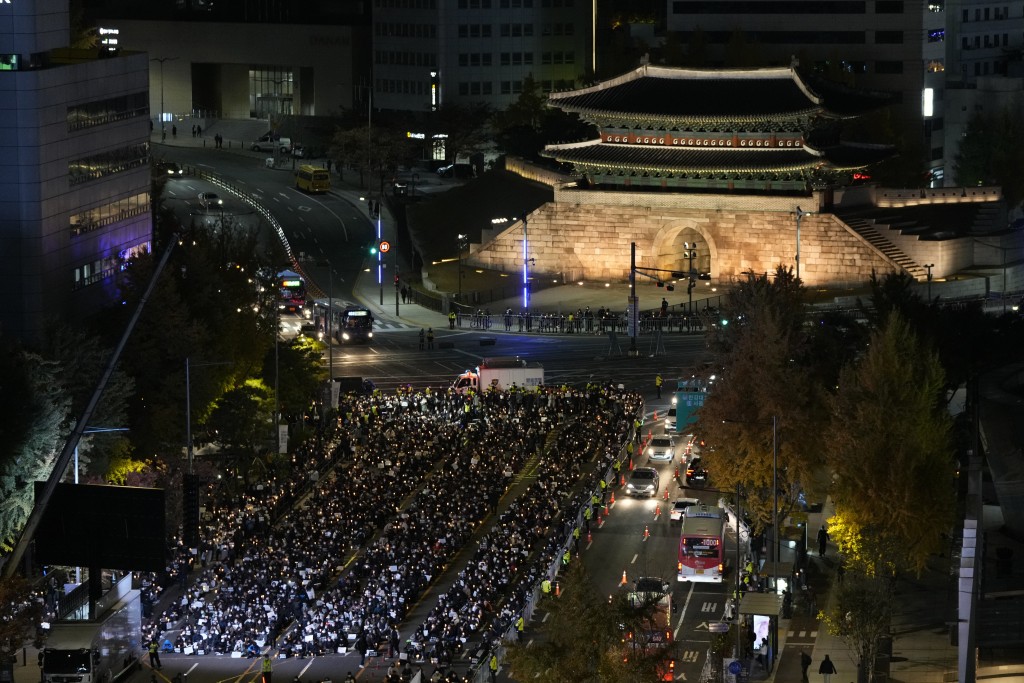 主办团体估计单在首尔有近6万人参加悼念活动。AP