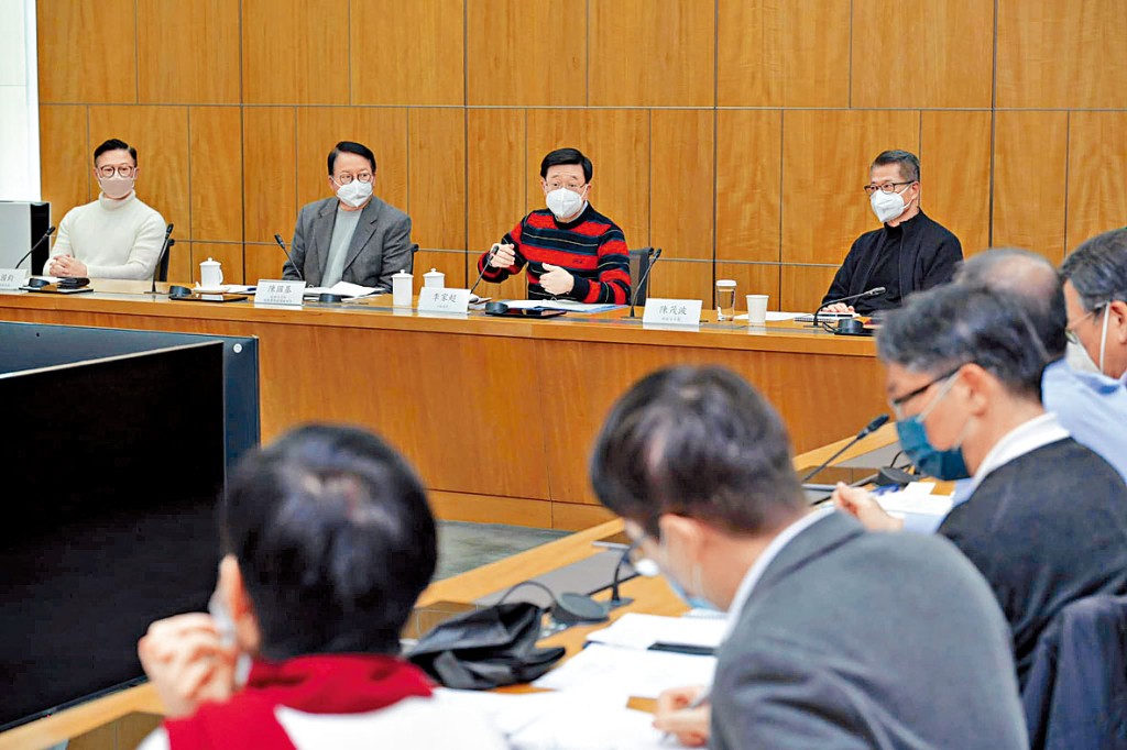 李家超於會議開始前，向與會官員闡述他對達致「逐步、有序、全面通關」的指導原則。