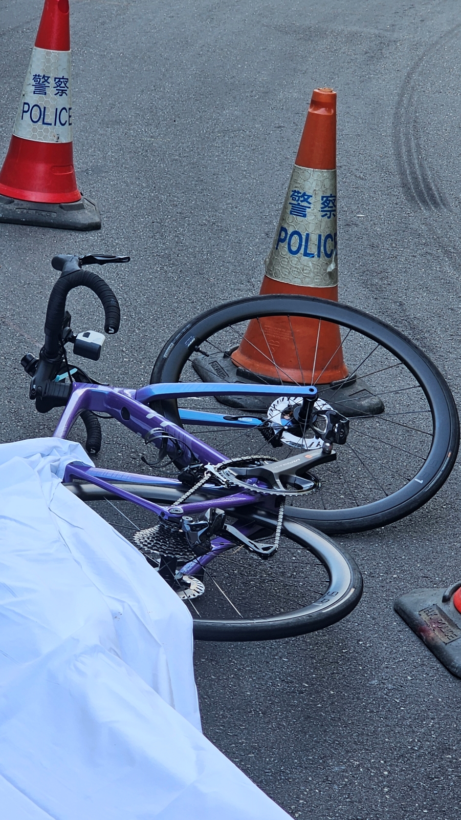 內地單車女與旅巴相撞，重創不治。徐裕民攝