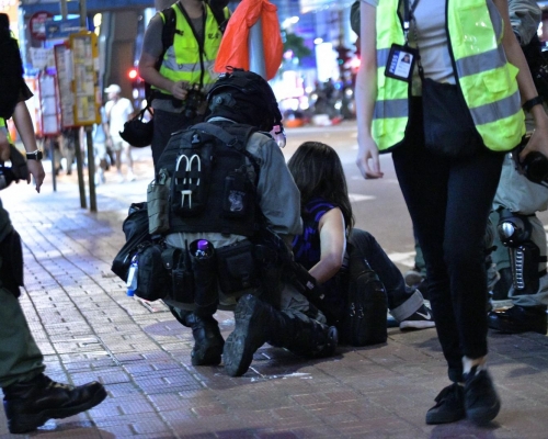 警方指,截至晚上9時半,在相關地區拘捕至少180人。