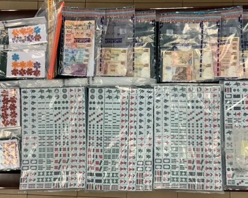 檢獲的麻雀及現金等證物。警方提供