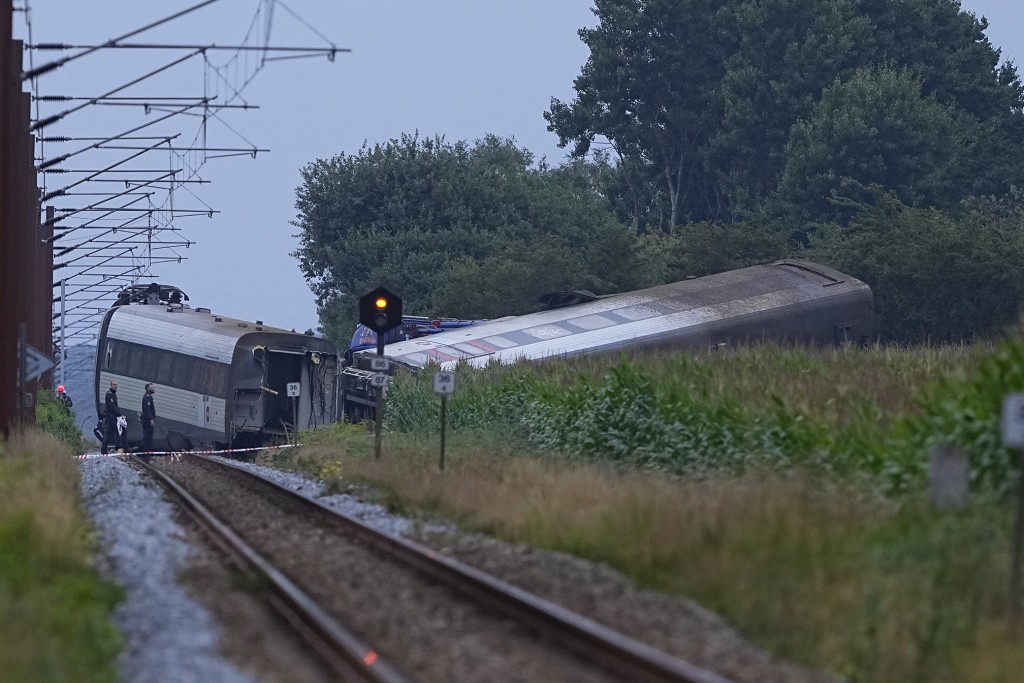 丹麥客運列車與農用車相撞脫軌翻側 釀1死多傷。法新社