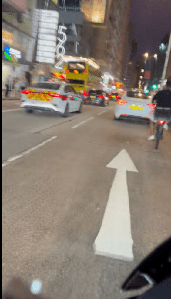 交通燈轉綠燈,警車和電單車一起駛前。 交通燈轉綠燈,警車和電單車一起駛前。