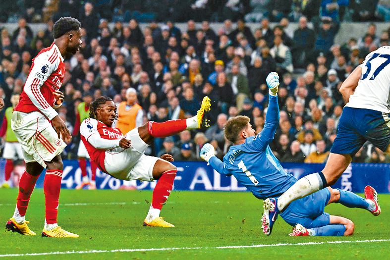 伊斯（中）今季兩循環對熱刺共入5球。