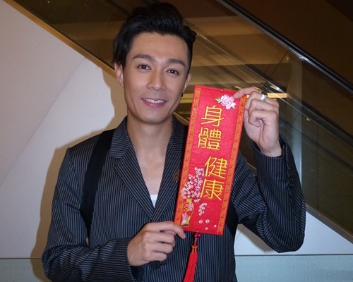 周柏豪去年底升呢為人夫,今年派雙封利是。