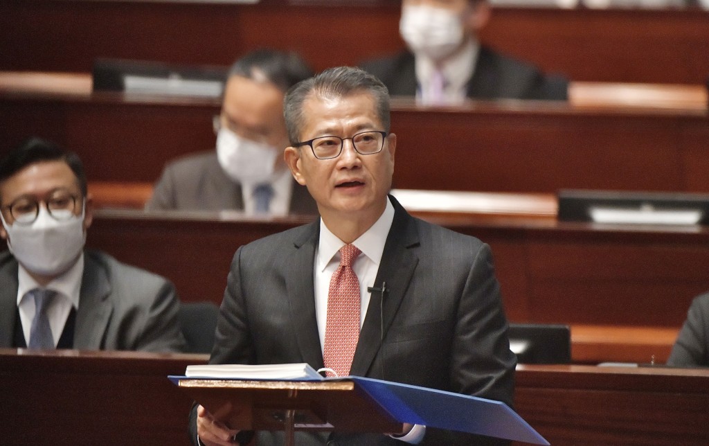 陳茂波在立法會宣讀財政預算案。（陳極彰攝）