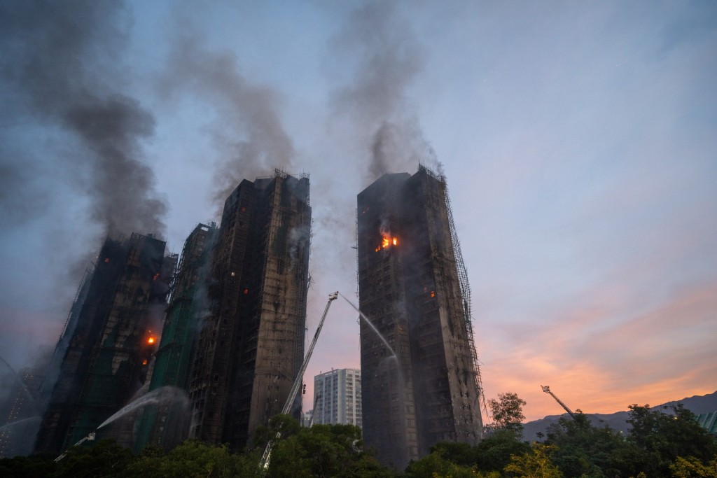 大埔宏福苑五級大火造成168人死亡,數十人受傷,當中包括一阿消防巽殉職。 大埔宏福苑五級大火造成168人死亡,數十人受傷,當中包括一阿消防巽殉職。