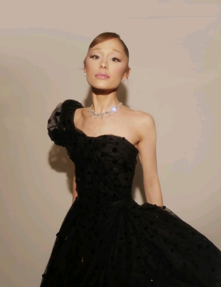 Ariana Grande周四出席《魔法壞女巫:第二章》新加坡首映時遭到網紅突襲,引致創傷後遺症復發。 Ariana Grande周四出席《魔法壞女巫:第二章》新加坡首映時遭到網紅突襲,引致創傷後遺症復發。