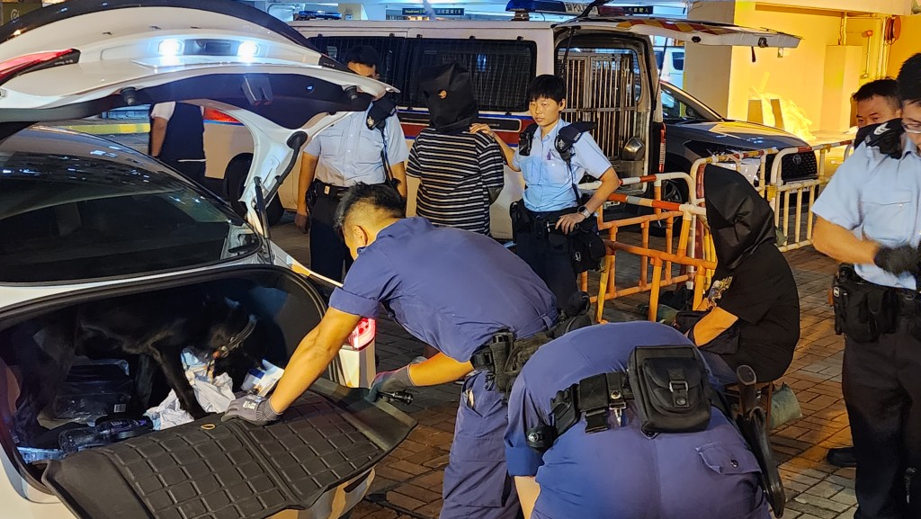 警方在車內搜出大量毒品。黃文威攝