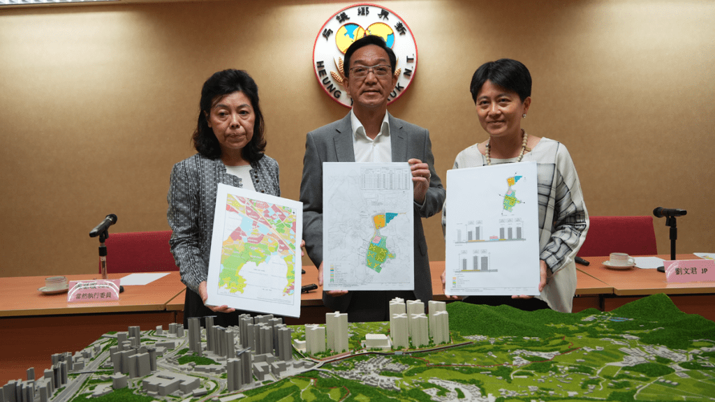 鄉議局介紹上水丙崗村建屋計畫建議。吳艷玲攝