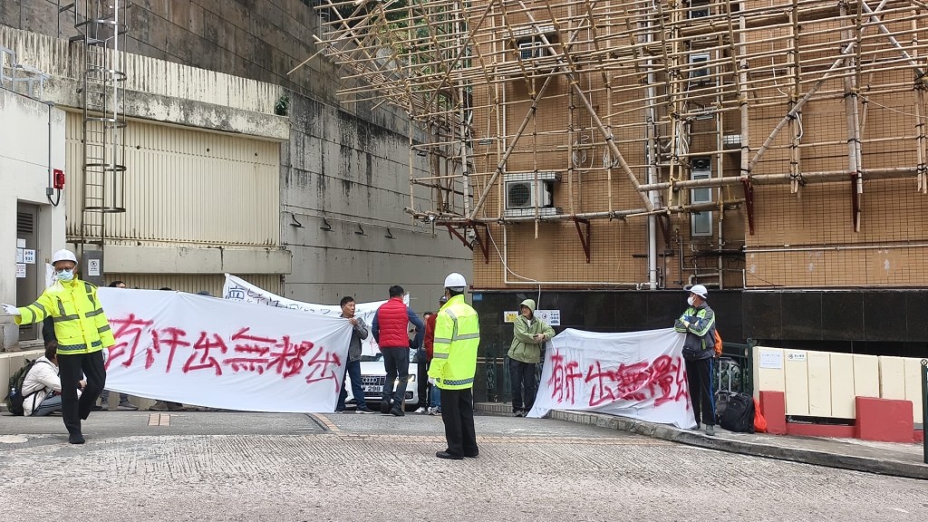 一批工人在碧瑤灣25至27座對開追討欠薪。