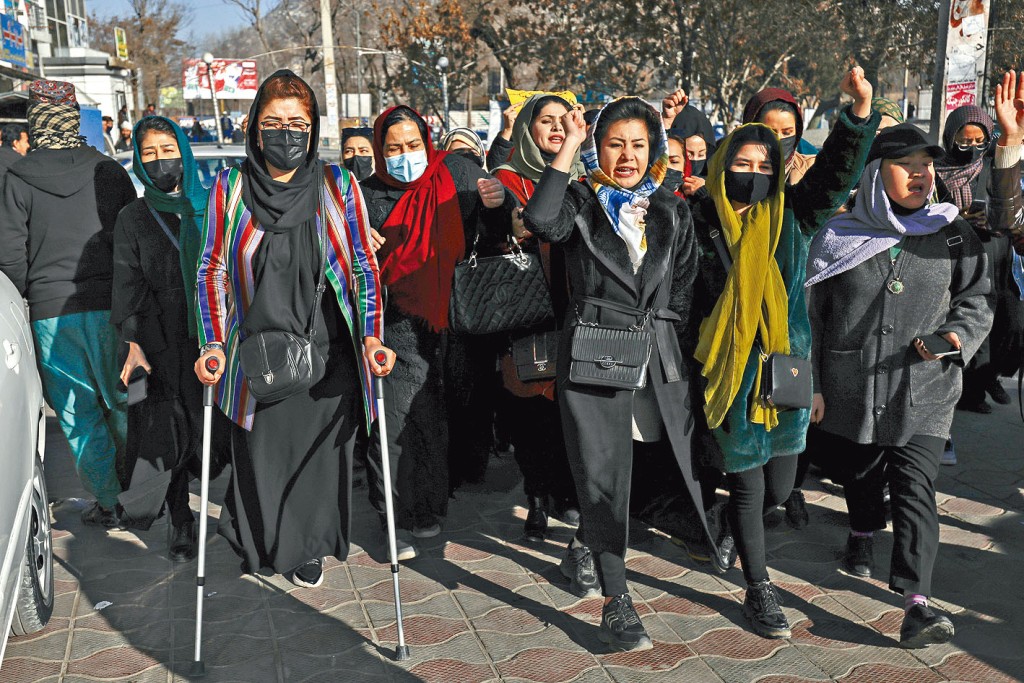 阿富汗婦女上周四在首都喀布爾遊行,抗議政府禁止婦女接受大學教育。