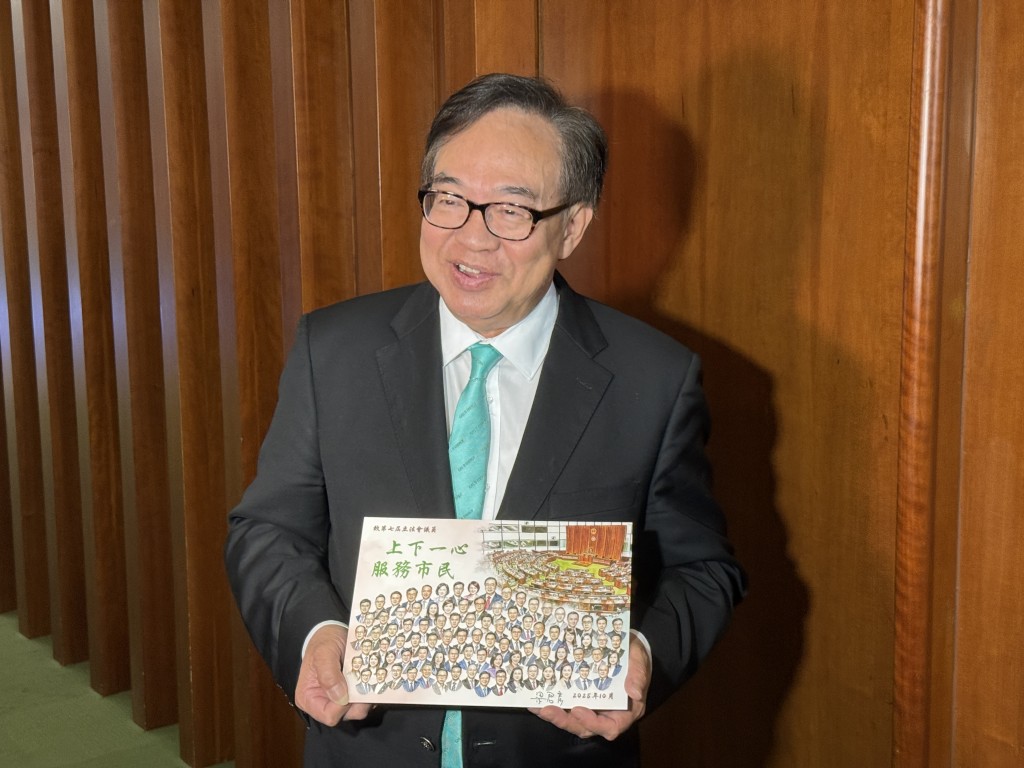 經民聯主席、工程界議員盧偉國手持立法會主席梁君彥送的心意卡會見傳媒。曹露尹攝 經民聯主席、工程界議員盧偉國手持立法會主席梁君彥送的心意卡會見傳媒。曹露尹攝