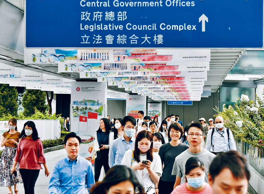 杨何蓓茵表示，薪酬趋势调查委员会昨日已发出问卷给符合条件的私营公司及非政府机构，稍后会邀请职方提出对年度薪酬调整的要求，期望在6月可汇集资料供行政会议作决定。资料图片