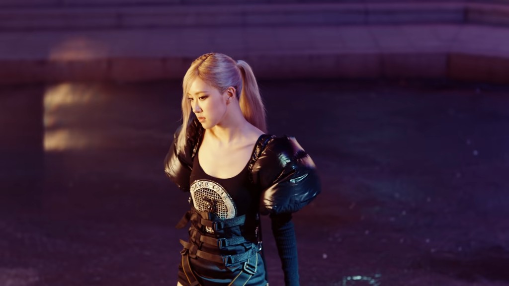 黑色公主袖Bodysuit又Sweet又有型。