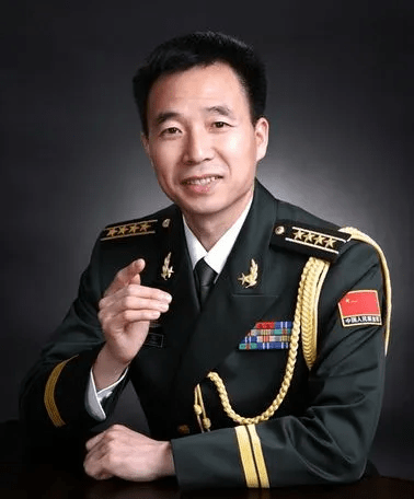 景海鵬曾任空軍某師某團司令部領航主任，被評為空軍一級飛行員。