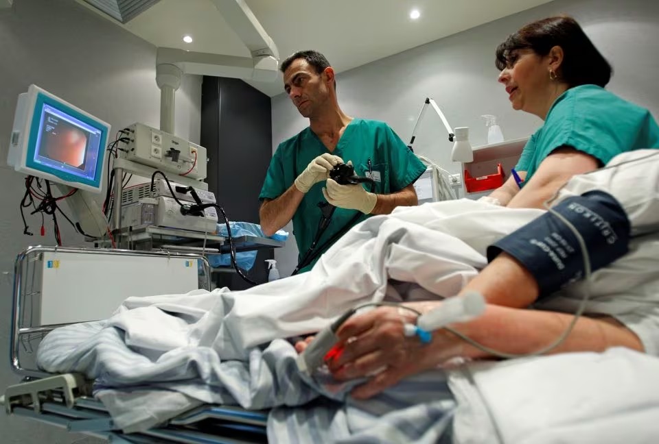 法國一名醫生為病人進行大腸鏡檢查。路透社