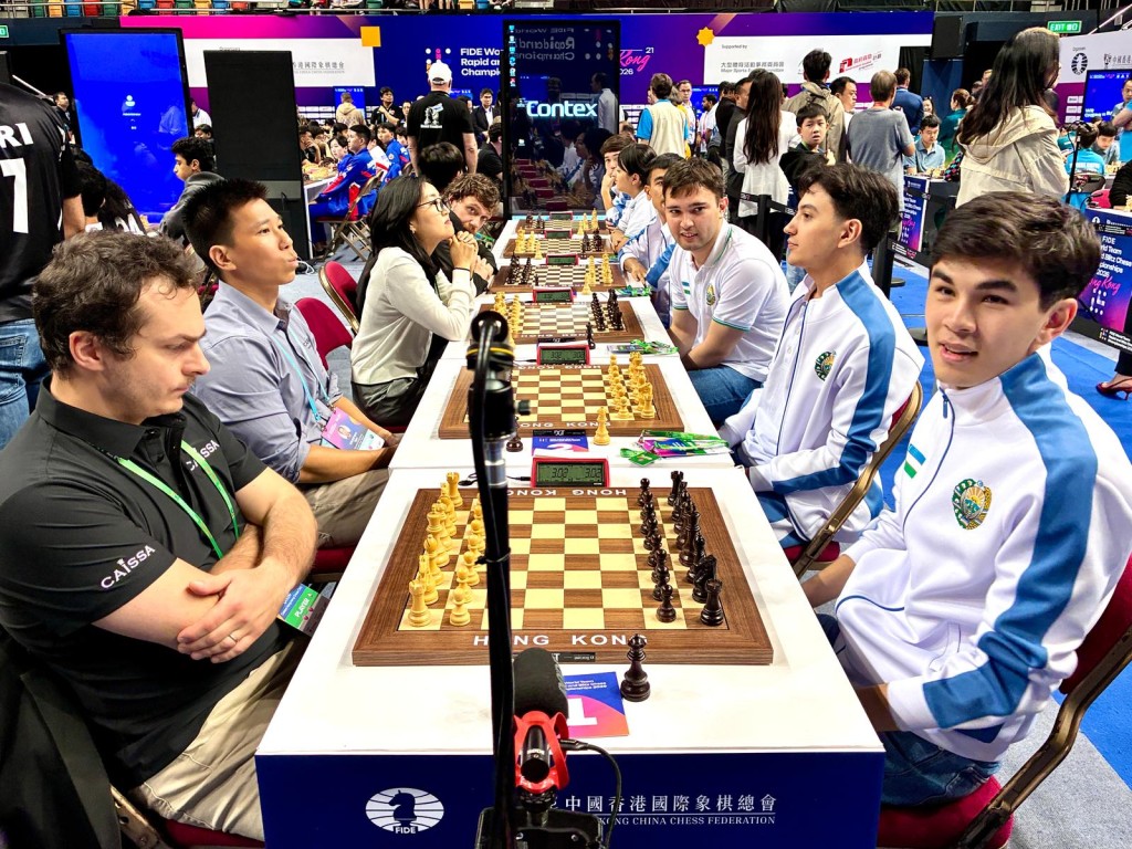 20歲 的Uzbekistan棋手、世界排第4的Javokhir Sindarov(右一)今年底將挑戰「世界冠軍」頭銜。徐嘉華攝 20歲 的Uzbekistan棋手、世界排第4的Javokhir Sindarov(右一)今年底將挑戰「世界冠軍」頭銜。徐嘉華攝