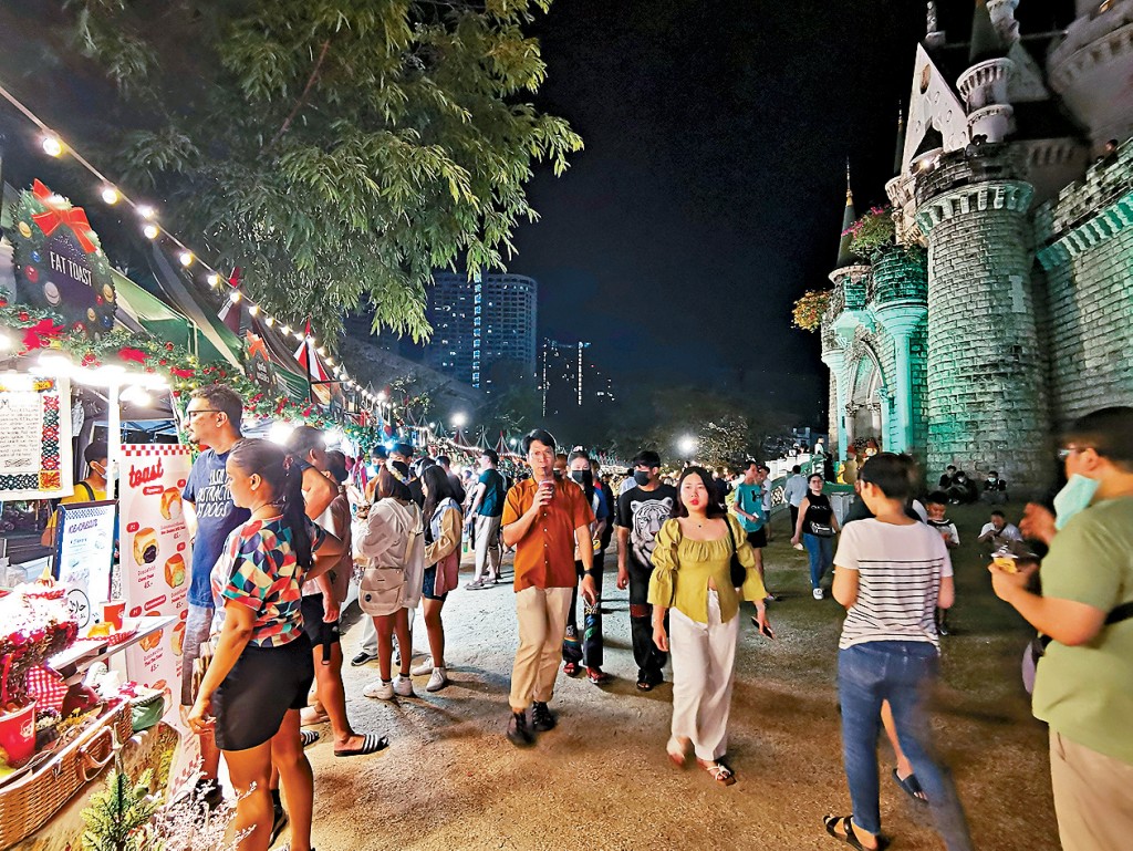 泰國曼谷網紅地喬德夜市,吸引眾多遊客元旦打卡。
