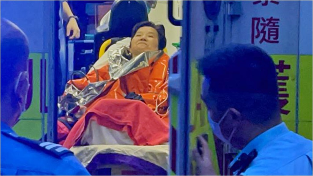 女事主獲救後,清醒由救護車送院治理。
