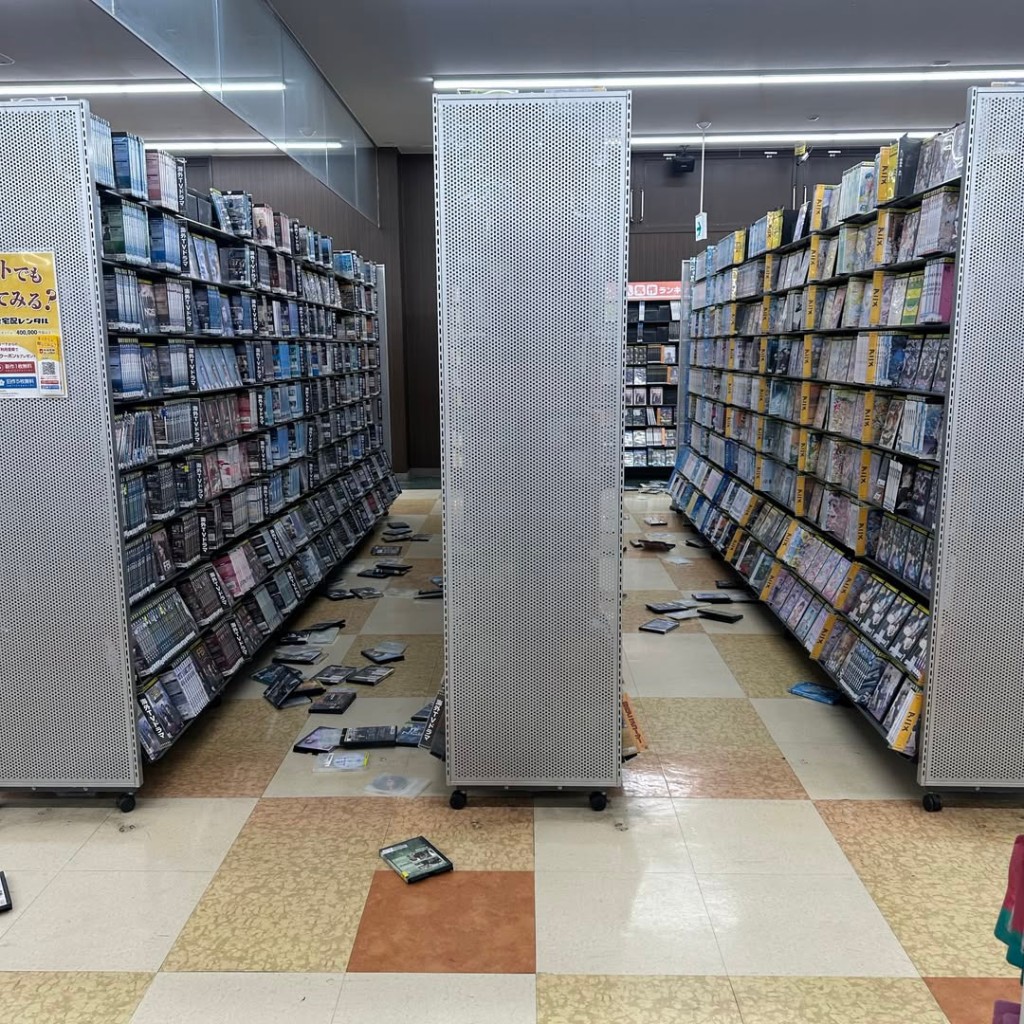 群马县的DVD店舖因地震一片狼藉。orgoutdoor@threads 群马县的DVD店舖因地震一片狼藉。orgoutdoor@threads