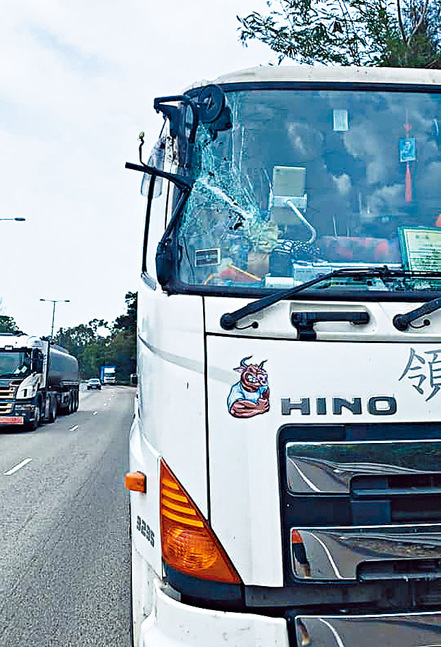 貨車擋風玻璃被角鐵擊毀，險殺司機。
