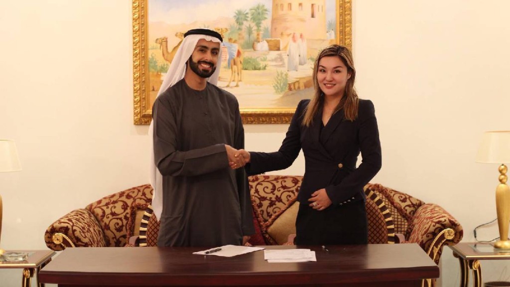 Sheikh Ali Bin Rashed Al Maktoum在港設立家族辦公室，王子Sheikh Ali Bin Rashed Al Maktoum（左）與辦公室副主席兼首席執行官麥懿睿（右）在杜拜簽署註冊家族辦公室文件。
