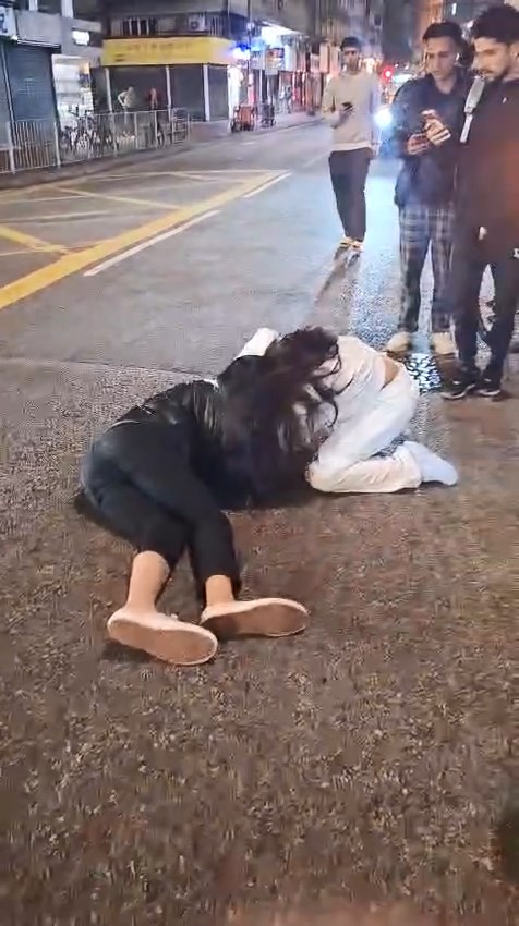 長髮女子跑上前查看鐵騎士傷勢。網上片段截圖