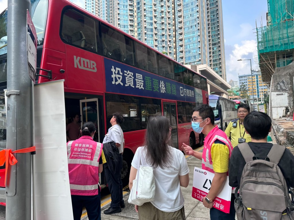 港鐵安排免費接駁巴士。 港鐵安排免費接駁巴士。