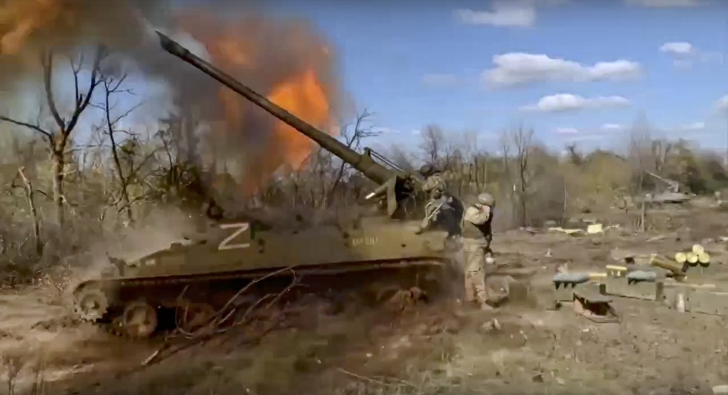 俄军向乌克兰一个秘密地点发射自行式重型迫击炮。AP