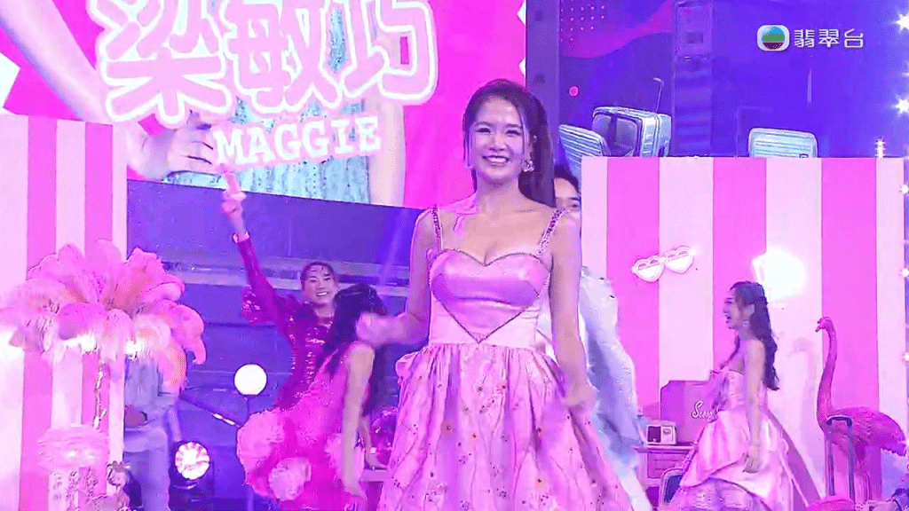 驕人上圍跟着拍子晃動,好養眼! 驕人上圍跟着拍子晃動,好養眼!