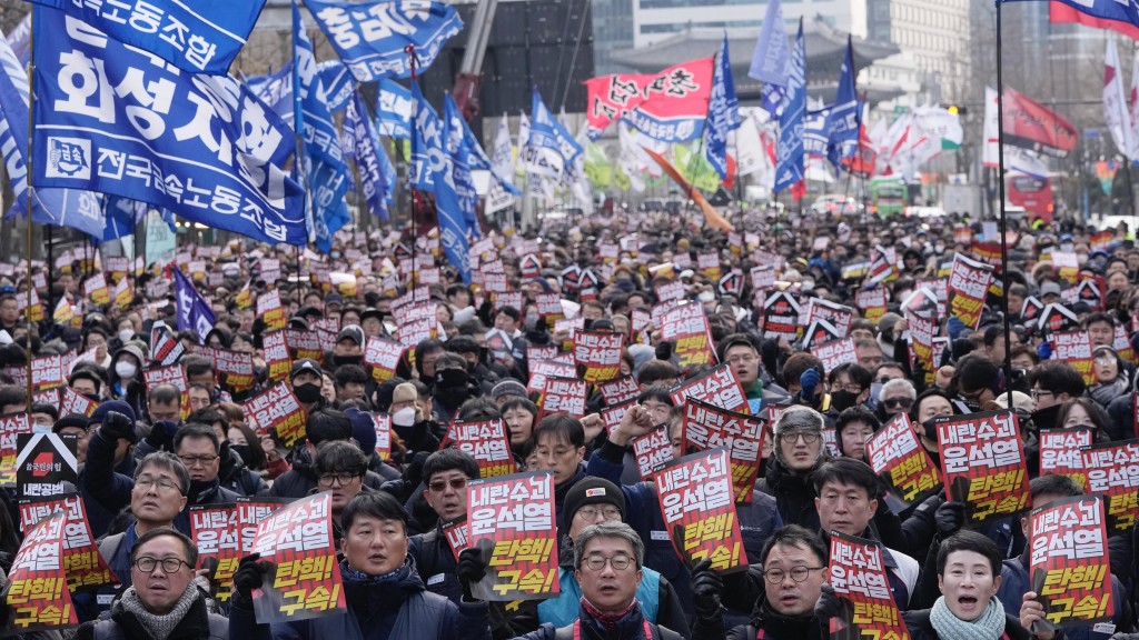 要求彈劾尹錫悅的南韓民眾遊行到首爾漢南洞的總統官邸入口。 美聯社