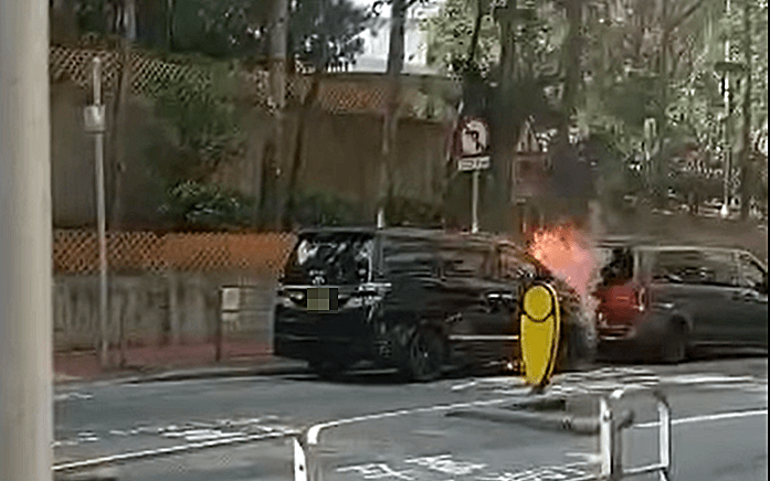 七人车车头陷入火海。fb：车cam L（香港群组）