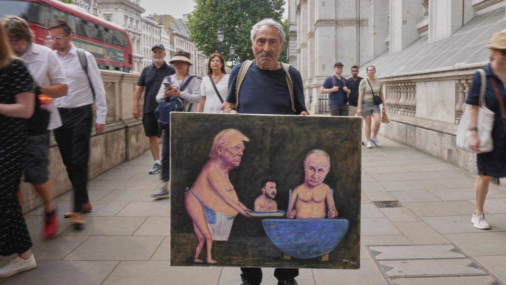 諷刺藝術家Kaya Mar在倫敦唐寧街外展示最新畫作，描繪特朗普將澤連斯基「端上桌」給普京吃掉。 美聯社