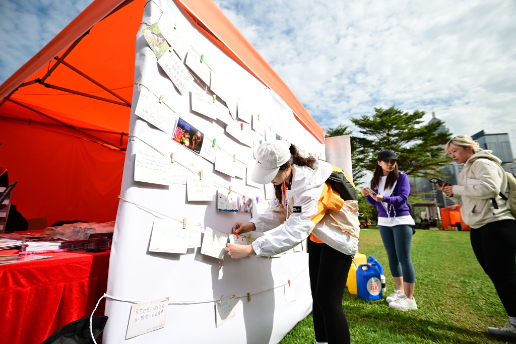 因應大埔火災，場內設心意牆供市民為受災人士及死 傷者留下心意字句。圖片宣明會提供