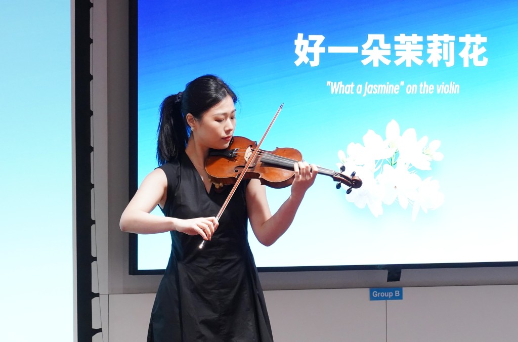 小提琴演奏家陆采菱演奏《好一朵茱莉花》。叶伟豪摄