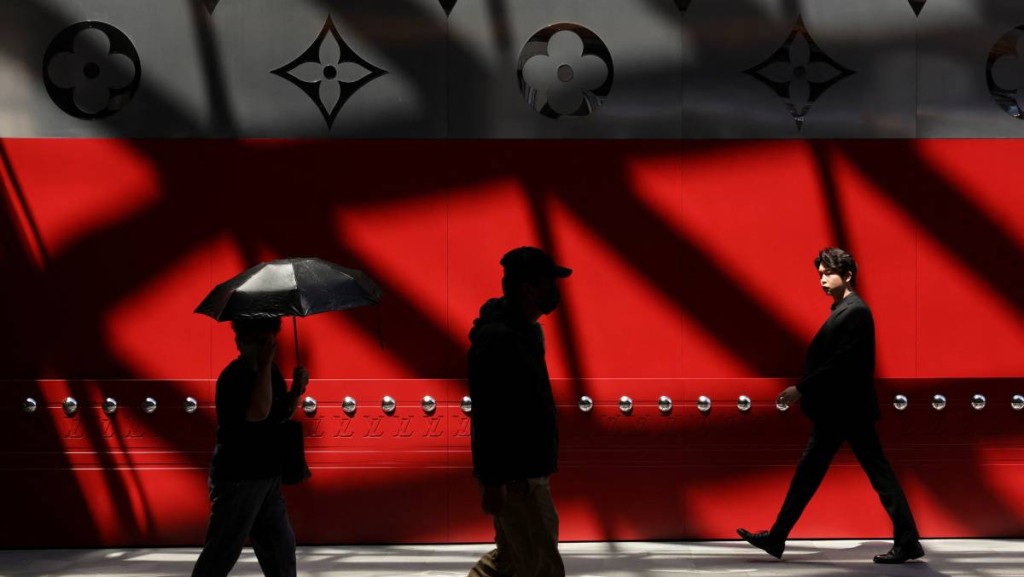 中國奢侈品品牌崛起 衝擊LVMH等歐洲巨頭 老鋪黃金等銷售急增