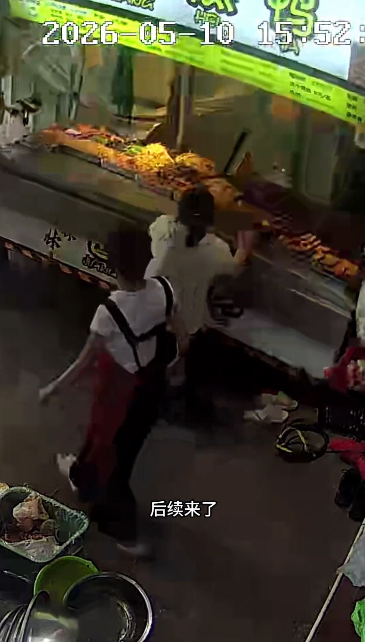 李妹妹的女儿错扭电动餐车油门，令75公斤卤味全部跌落地报销。