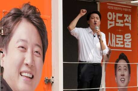 改革新黨總統候選人李俊錫上周三在首爾出席造勢活動並發表演說。 美聯社