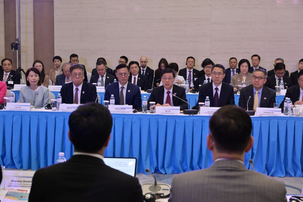 李家超在哈薩克斯坦阿斯塔納與拜特雷克國家投資控股公司進行會議。圖示(左一起)特首辦主任葉文娟、商經局局長丘應樺、律政司副司長張國鈞、李家超、中國駐哈薩克特命全權大使韓春霖和財庫局局長許正宇與公司進行會議。政府新聞處 李家超在哈薩克斯坦阿斯塔納與拜特雷克國家投資控股公司進行會議。圖示(左一起)特首辦主任葉文娟、商經局局長丘應樺、律政司副司長張國鈞、李家超、中國駐哈薩克特命全權大使韓春霖和財庫局局長許正宇與公司進行會議。政府新聞處