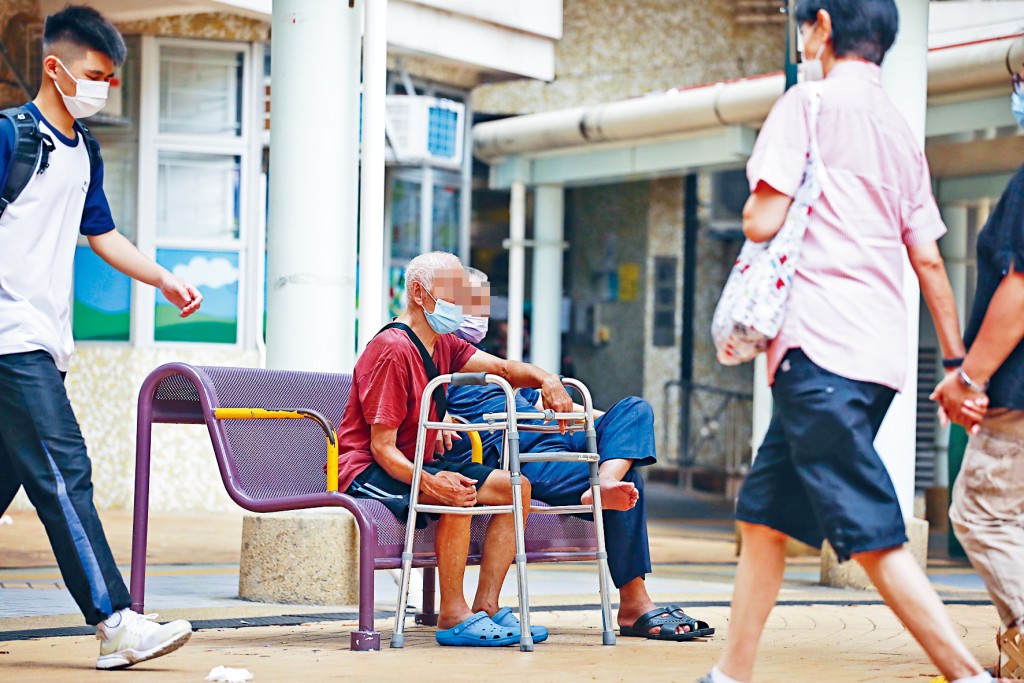 本港面對人口高齡化,醫療及照顧壓力勢必增加,相關支援配套要及早籌謀。