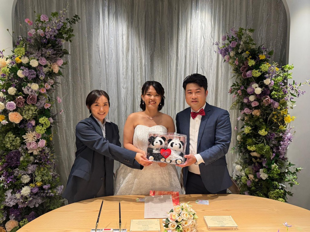 新婚夫婦獲贈大熊貓公仔。 新婚夫婦獲贈大熊貓公仔。