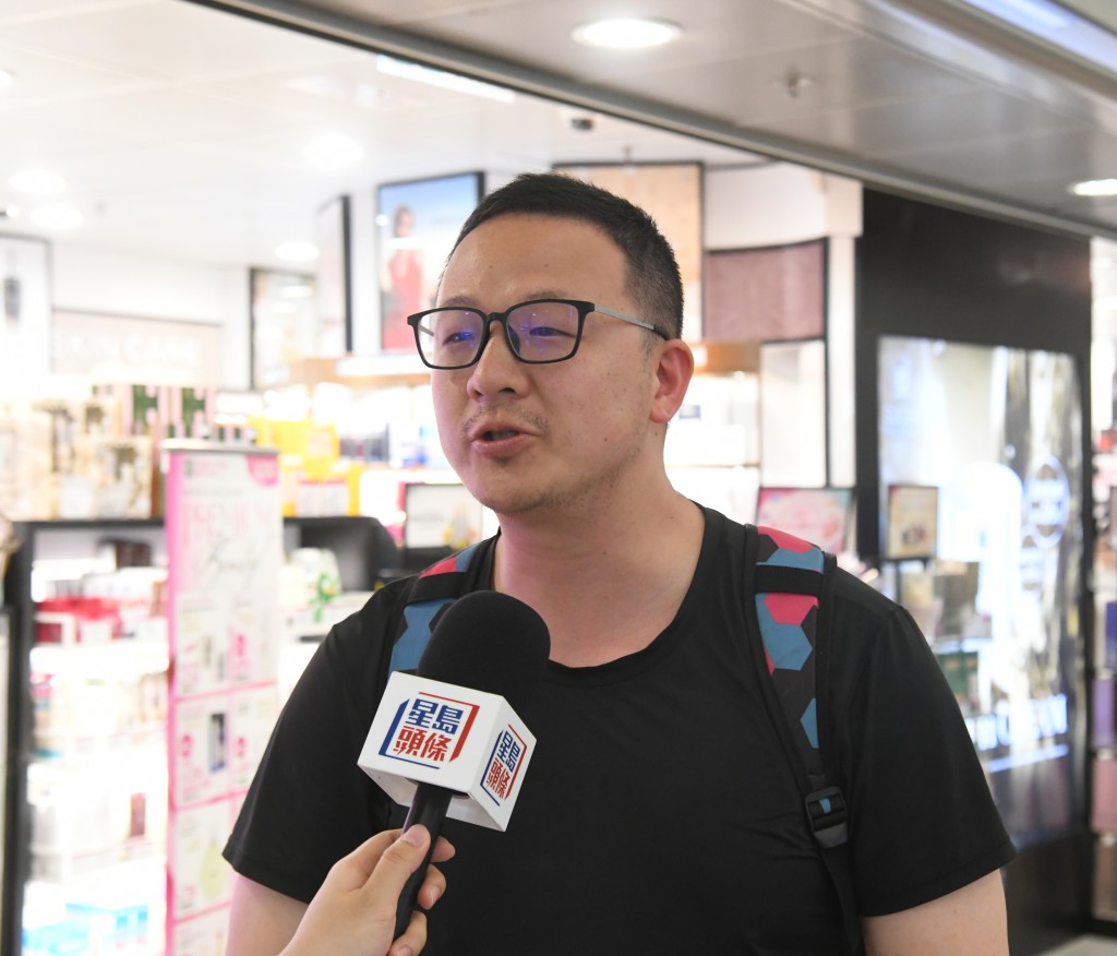 汝先生一家三口留港四天。 汝先生一家三口留港四天。
