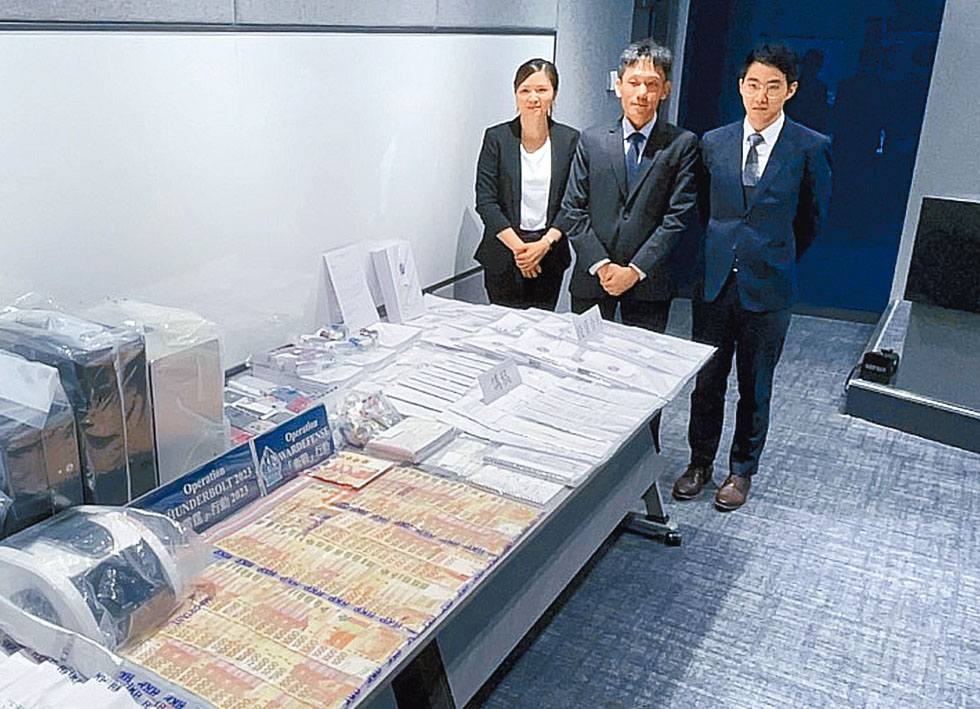 警方捣破投资骗案及洗黑钱集团，向传媒展示证物。 