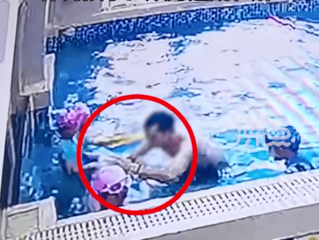 網片顯示，游泳教練伸出雙手將一名女童的頭部按落水。