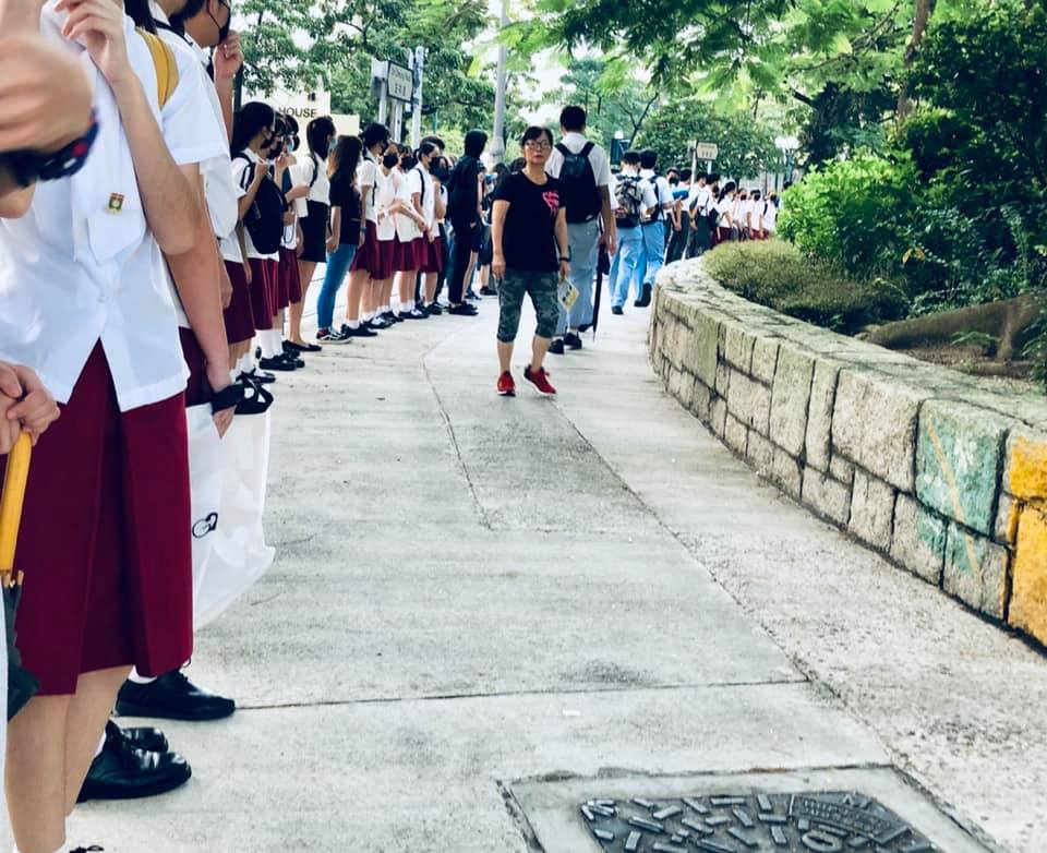 大元邨三間中學外築起人鏈。Condy Hhui‎圖片