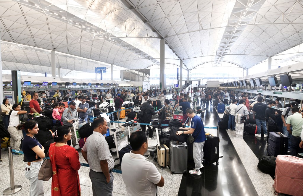 機管局相信在接下來的聖誕和新年期間，人流高峰亦將維持在相若水平，約每日20萬人次。資料圖片