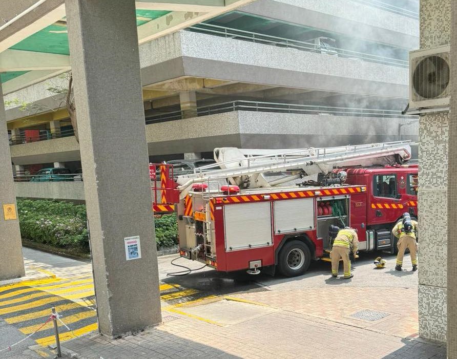 消防到场将火扑熄。fb：关注兆禧苑停车场小组