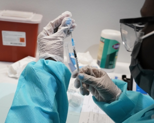以色列率先放寬讓12歲以上兒童接種新冠疫苗加強劑。AP圖片